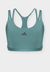 Τιρκουάζ αθλητικό σουτιέν με διπλούς ρυθμιζόμενους ιμάντες και σχεδιασμό racerback, με μικρό μαύρο λογότυπο Adidas στο κέντρο μπροστά.