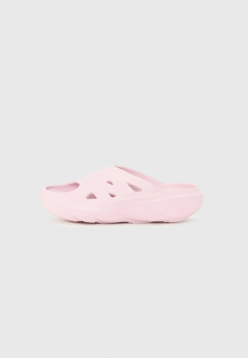 Rosa geformte Clogs mit Lüftungsöffnungen, geschwungener Silhouette, strukturiertem Fußbett und glatter Außenseite, die eine flexible Sohle aufweisen.