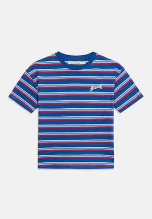 Blaues T-Shirt mit Rundhalsausschnitt, horizontalen roten, weißen und hellblauen Streifen und dem Schriftzug „Society“ auf der linken Brust.