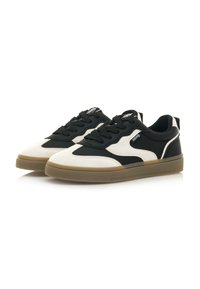 Schwarz-weiße Sneaker mit einem glatten Obermaterial aus Leder und Textil, ausgestattet mit schwarzen Schnüren, einer Gummisohle und einem retro Design.