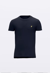 Marineblå kortermet t-skjorte laget av myk bomull. Har en liten gul logo på venstre bryst. Klassisk rund hals design.