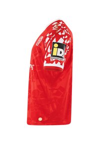 Maillot de sport rouge avec un motif texturé, col blanc et logo noir sur la manche. Comprend un emblème circulaire doré au bas.