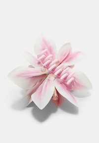 Clip per capelli floreale con petali bianchi e accenti rosa, realizzato in plastica, con una chiusura curva a cinque punte di colore rosa al centro.