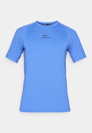 Modra kratka športna majica s kratkimi rokavi z logotipom "Nike Pro" in značilnim žigom v središču prsnega dela, vidno šivana ob robovih.