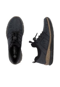 Schwarze Sportschuhe mit einer strukturierten Oberseite, die ein Wortmuster zeigt. Elastisches Schnürsystem, gepolsterter Kragen und Gummisohle.