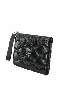 Czarna pikowana kopertówka z teksturowanymi falami, z naszywką z logo i odpinanym paskiem. Wykończona zamkiem błyskawicznym.