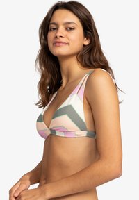 Multikleurige driehoek bikini top met geometrische patronen in roze, grijs en groen, met dunne bandjes en een gestructureerde afwerking.