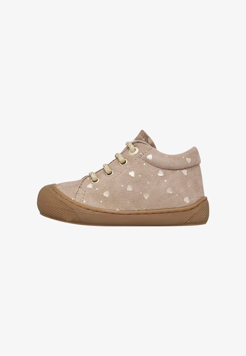 Chaussures basses en daim beige parsemées de paillettes dorées en forme de cœurs, dotées de lacets dorés et d'une semelle en caoutchouc beige. Conçues sans languette.