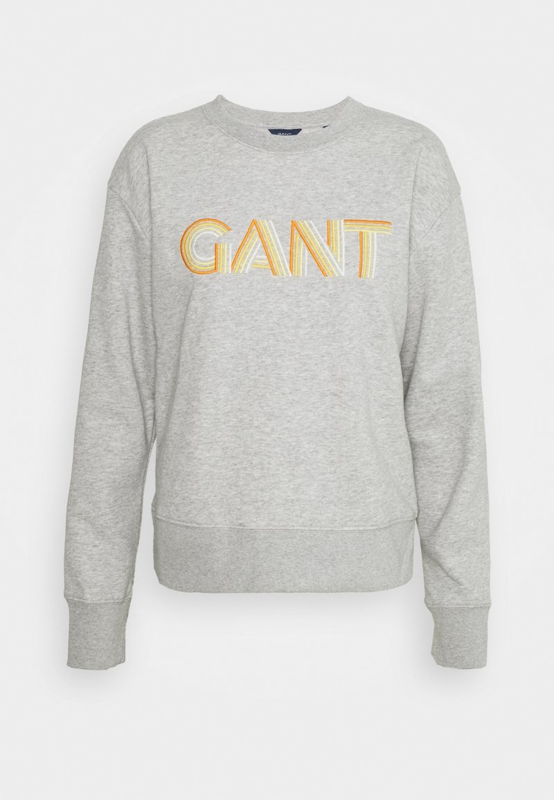 Sweat-shirt gris clair à col rond avec manches longues et logo "GANT" en lettres rayées jaunes et orange sur la poitrine.