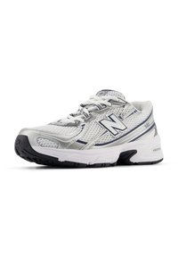Adida pe alb și argintiu pentru alergare cu o parte superioară din plasă, guler căptușit, șirete, talpă neagră și logo-ul "N" pe lateral; prezintă un design stratificat.