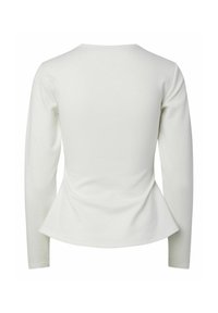 Dugih rukava bijela bluzica s peplum rubom, okruglim izrezom, glatkom teksturom i prilagođenim siluetom koja ističe dizajn leđa.