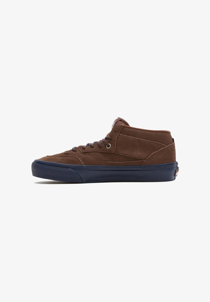 Braune Wildleder-Hochtop-Sneaker mit blauen Schnürsenkeln, Gummisohle und gepolstertem Kragen, die ein minimalistisches Design und subtile Steppdetails aufweisen.