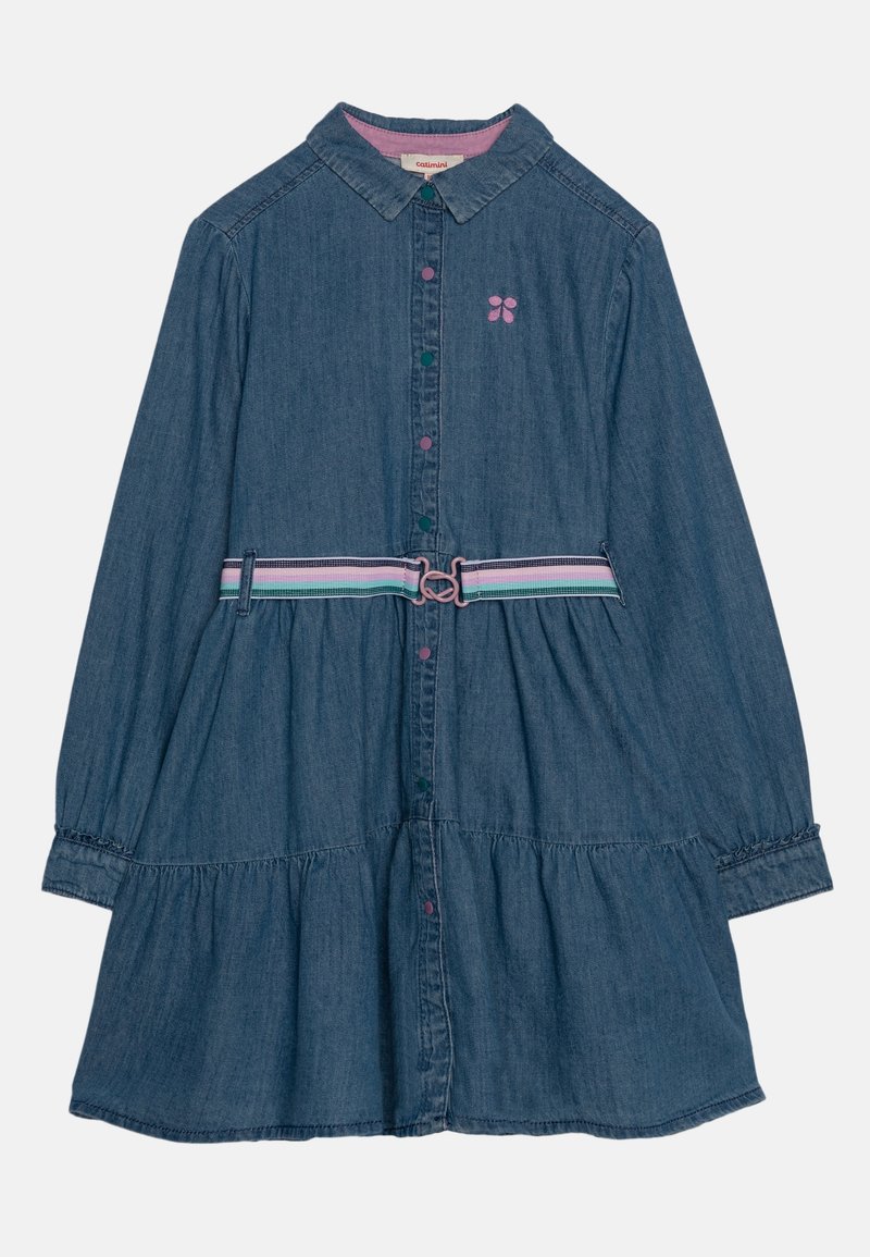 Sukienka jeansowa z kołnierzem, zapięciem na guziki z przodu oraz elastycznym, wielowarstwowym dołem. Zawiera wielokolorowy pasek w paski z okrągłą klamrą.