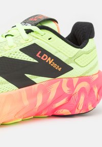 New Balance FRESH FOAM X 1080 V13 - Utcai futócipők - dolce