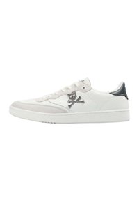 Adidași din piele albă cu accente de microfibră gri, având un logo cu craniu și oase încrucișate, precum și un tab de călcâi negru. Design clasic tip low-top.