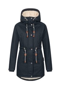 Granatowa parka z kapturem wyściełanym sztucznym futrem, ściągaczem w talii i zapięciem na zatrzaski. Posiada dwie boczne kieszenie oraz kontrastowe okucia.