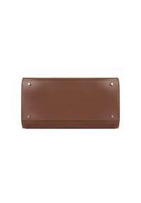 Bruine leren clutch met een gladde textuur, rechthoekige vorm, zilveren accenten en subtiele stiksels op de randen.