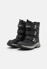 Schwarze Winterstiefel mit einer strukturierten Oberfläche, ausgestattet mit drei verstellbaren Klettverschlussriemen, grauen Akzenten und einer robusten Sohle für besseren Halt.