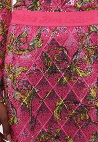 Versace Jeans Couture Pieštukinis sijonas - rosa