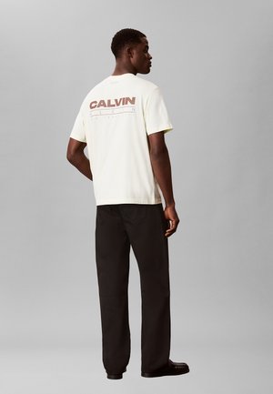 Calvin Klein Jeans, SS 20S CALVIN DISC STACK GRAPHIC - T-Shirt print - green essence