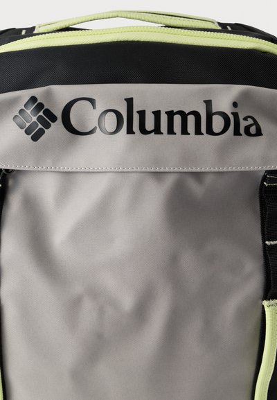 Γκρι σακίδιο πλάτης με μαύρες λεπτομέρειες και φερμουάρ σε λάιμ πράσινο. Διαθέτει το λογότυπο της Columbia και ανθεκτικό ύφασμα με ορατές ραφές και δομή.