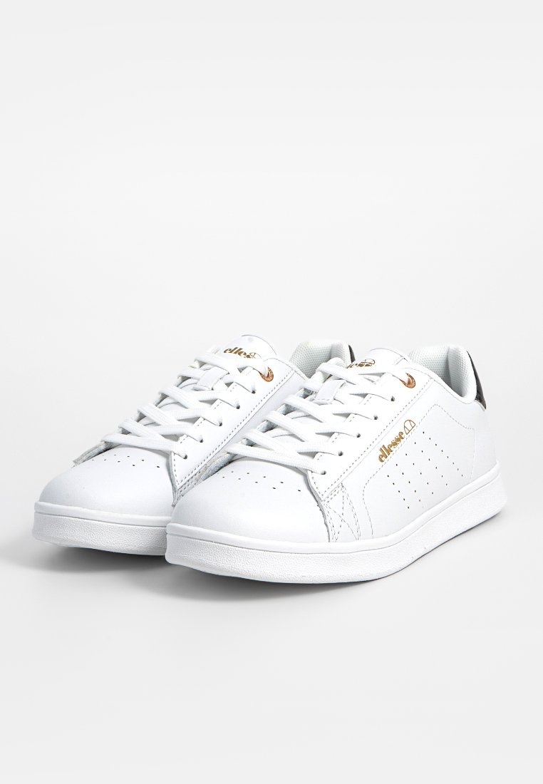 Weiße Ledersneaker mit perforierten Seiten und flachen Schnürsenkeln. Ausgestattet mit goldenen Logo-Akzenten und einer schwarzen Fersenlasche. Einfaches, zeitloses Design.