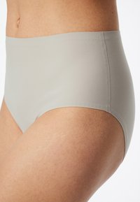 Culotte taille haute en tissu gris clair doux, avec une texture lisse. Elle présente une ouverture de jambe nette et des détails de couture minimalistes.