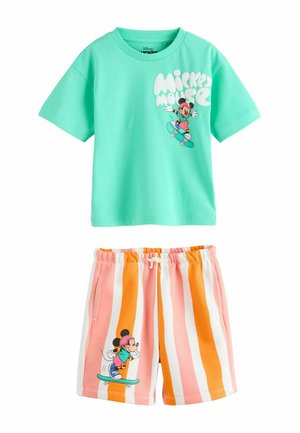 Completo per bambini con maglietta a maniche corte turchese con Topolino su uno skateboard e pantaloncini a righe rosa, arancioni e bianchi.