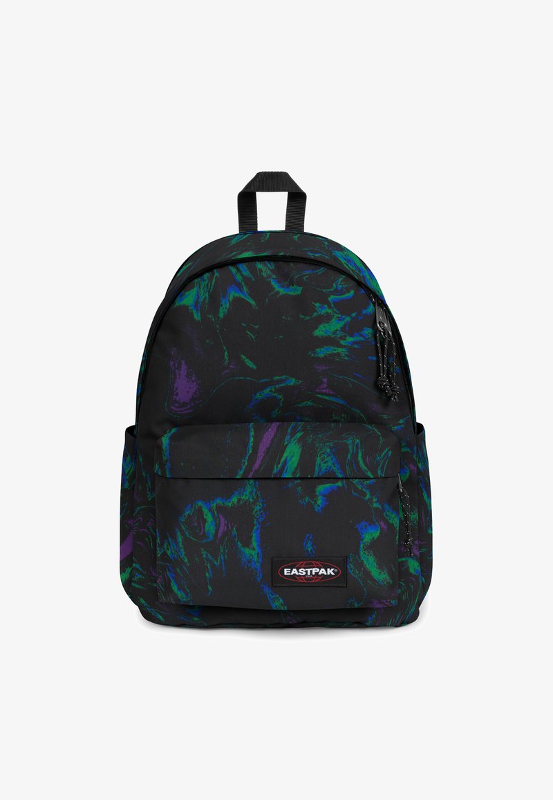 Ryggsäck i svart med ett marmorerat mönster av grönt och lila. Har en framficka, handtag på toppen och vadderade axelremmar för komfort.
