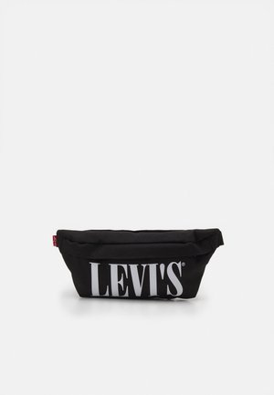 Sort Levi's bæltetaske med stor hvid logo tekst foran og lille rød mærkat på siden, sat mod en ensfarvet hvid baggrund.