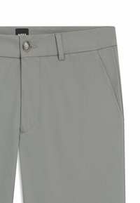 Pantalons gris avec une taille plate, fermeture à bouton et poches latérales. Fabriqués en tissu lisse avec une texture subtile et des détails de couture propres.