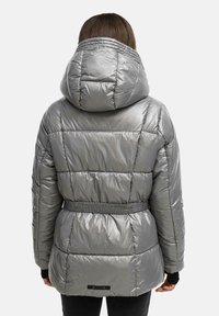 Grau gepufferte Jacke mit einer glänzenden, gesteppten Oberfläche, großer Kapuze und tailliertem Bund. Leichtgewichtig mit langen Ärmeln und ohne sichtbare Beschläge.