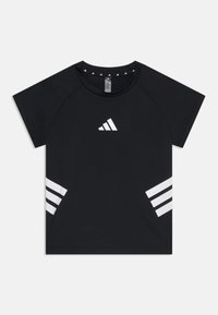 T-shirt de sport noir à manches courtes en tissu lisse, avec des accents à trois rayures blanches sur les manches et un logo sur le devant.