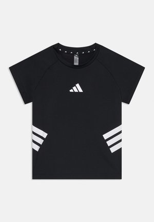 Czarny krótki t-shirt sportowy z gładkiego materiału, z białymi akcentami w postaci trzech pasków na rękawach oraz logo z przodu.