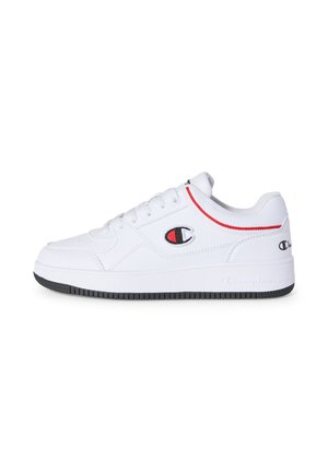 Witte lage Champion sneaker met zwart en rood logo aan de zijkant, zwarte zool, witte veters en rode rand bij de enkellijf.