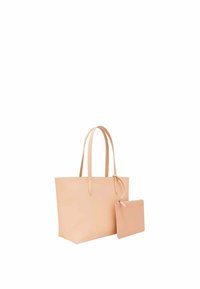 Borsa a tote in pelle color tan con due lunghe maniglie e una pochette rimovibile con zip. Texture liscia, design minimalista, forma rettangolare.