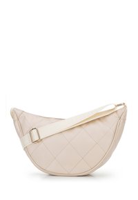 Borsa trapuntata beige con forma curvilinea, dotata di una tracolla crema e dettagli in hardware dorato. Texture liscia e motivo a diamante sulla superficie.
