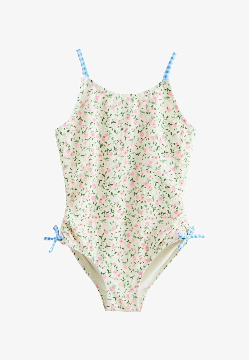 Maillot de bain une pièce avec un petit imprimé floral rose, bretelles en vichy bleu et nœuds assortis sur les côtés, sur fond blanc.