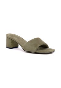 Sandal in suede verde oliva con tacco a blocco e design aperto sulla punta, dotato di una larga fascia incrociata. Suola piatta con leggere texture.