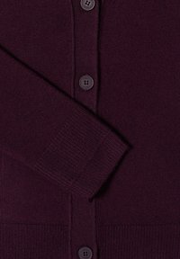 Cardigan a maglia color bordeaux con scollo a girocollo, chiusura con bottoni e maniche texture per maggiore calore e comfort.