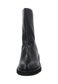 Botín de cuero negro hasta el tobillo con una silueta elegante, textura suave, punta redonda y suela de goma negra; detalles de costura mínimos visibles.