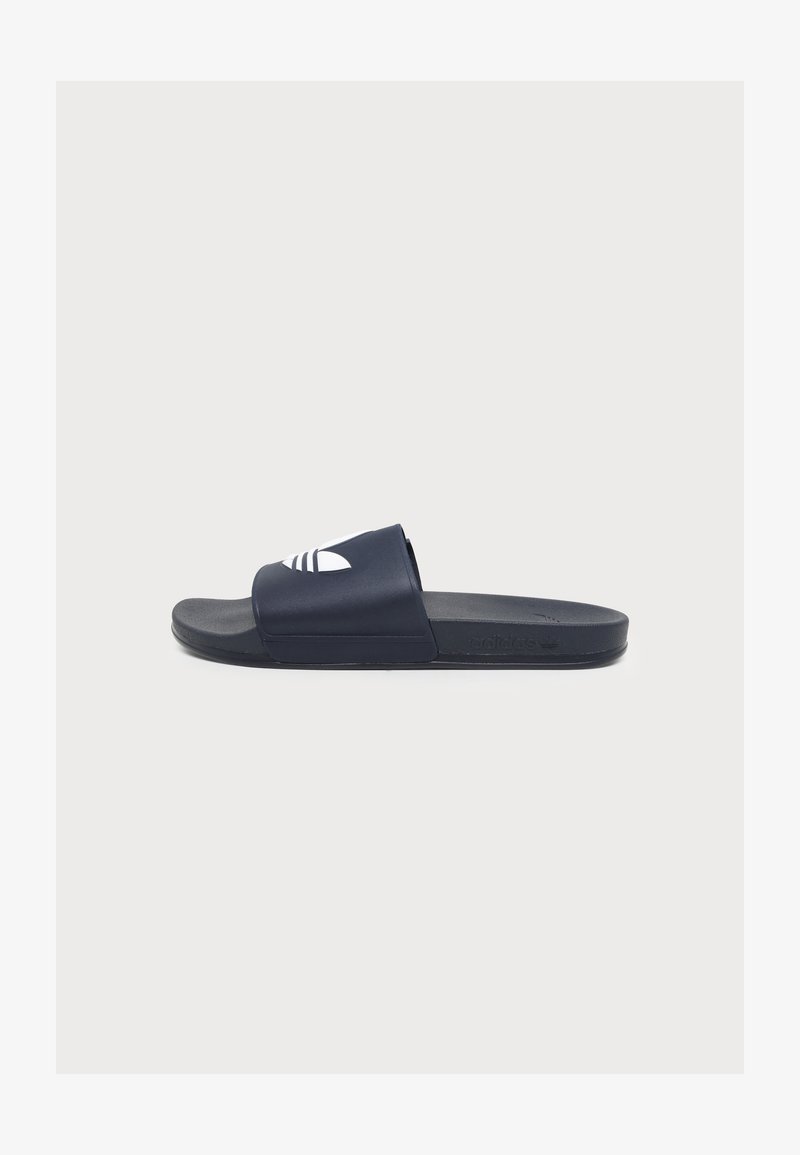 Schwarze Slide-Sandale mit weißem Adidas-Trefoil-Logo am Riemen, strukturiertem Fußbett und flacher Sohle.