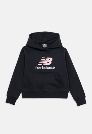 Sweat à capuche noir pour enfants avec une poche avant et un logo New Balance rose ainsi qu'un texte sur la poitrine.