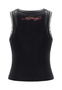 Top nero senza maniche con un design aderente, caratterizzato da dettagli argentati lungo i fori delle braccia e il logo "Ed Hardy" in rosso sulla parte posteriore.