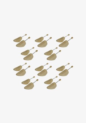 Zehn Paare von Holzschuhspannern mit Metallverstellstäben, angeordnet auf weißem Hintergrund.