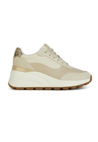 Scarpe sportive beige con suola spessa bianca e marrone. Presentano materiali in morbida pelle scamosciata e pelle liscia, dettagli dorati e una parte posteriore con texture.