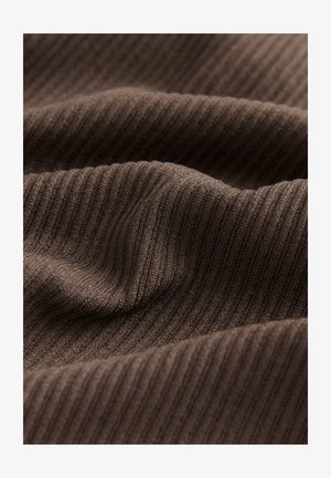 Pruunist soonikutega kangas, mis näitab sujuvat tekstuuri ja ühtlaseid vertikaalseid jooni, rõhutades materjali venivust ja ühtlast struktuuri.