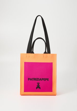 Borsa a tracolla arancione e rosa con manici neri; presenta un grande quadrato rosa e il testo nero "PATRIZIA PEPE" con un piccolo logo.