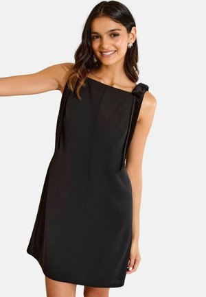 Schwarzes ärmelloses Kleid mit eckigem Ausschnitt, ausgestattet mit strukturierten Bändern als Akzenten an den Schultern, glattem Stoff und einer leicht A-Linie.