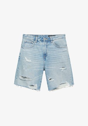 Svijetloplave traper kratke hlače s poderanim rubovima i višestrukim namjernim poderotinama i trošenjem na prednjim pločama.